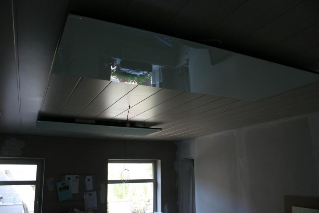 Infraroodverwarming tegen het plafond.