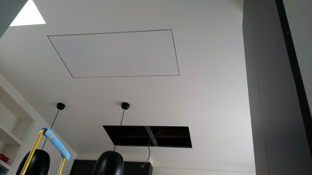 Infraroodpaneel ingebouwd in het plafond.