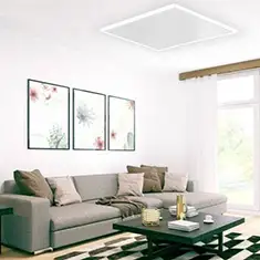 Living met infraroodverwarming met ledverlichting rondom aan het plafond gemonteerd.