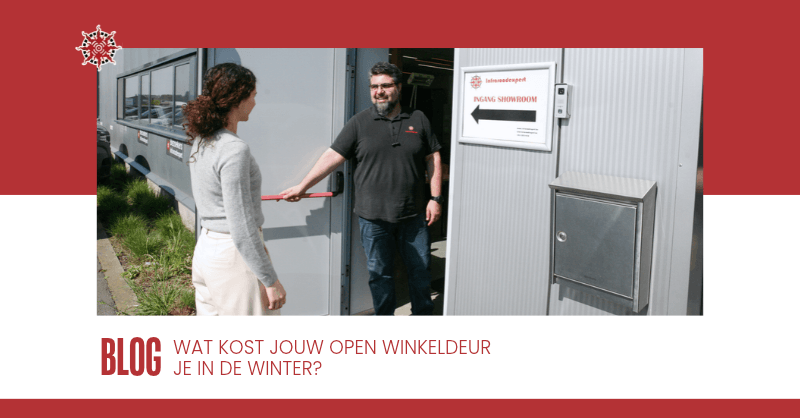Medewerker van Infraroodexpert houdt de open winkeldeur van de showroom vast om een klant te verwelkomen