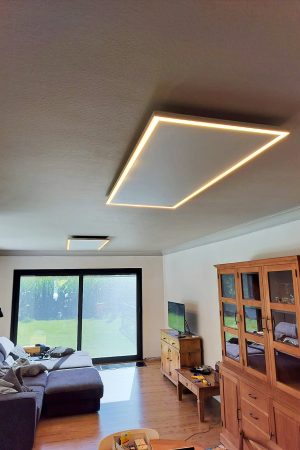 Infraroodpaneel met warme LED-verlichting aan het plafond van een gezellige woonkamer met tuinzicht