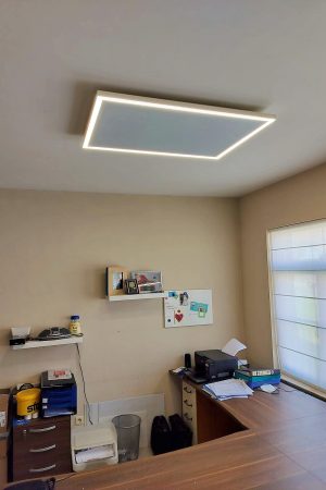 Infraroodpaneel met geïntegreerde LED-verlichting aan het plafond van een thuiskantoor